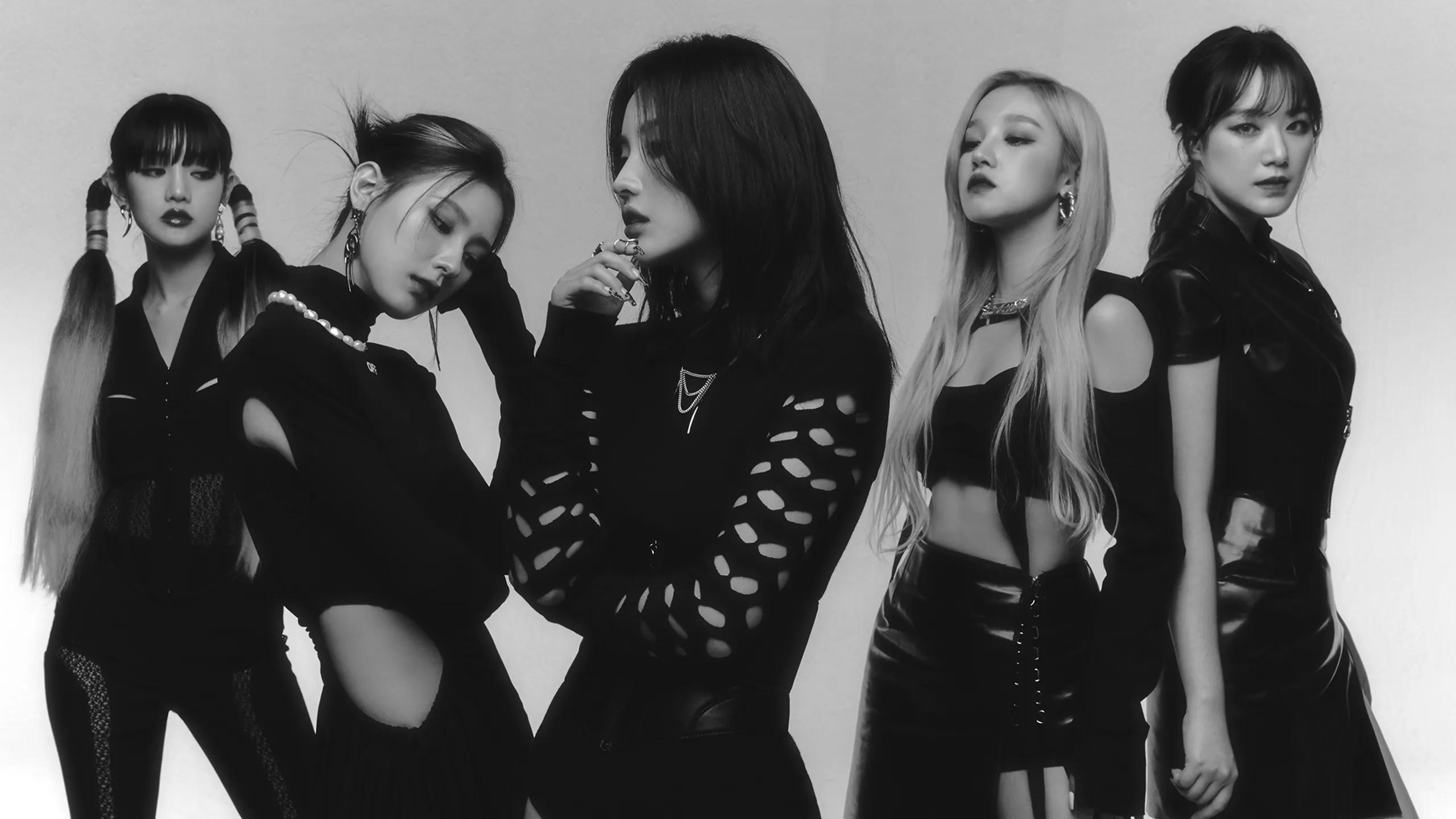 (G)I-DLE Official Apparel UAE | Kpop Merch Official (G)I-DLE sweatshirt featuring all members - Limited UAE Edition
